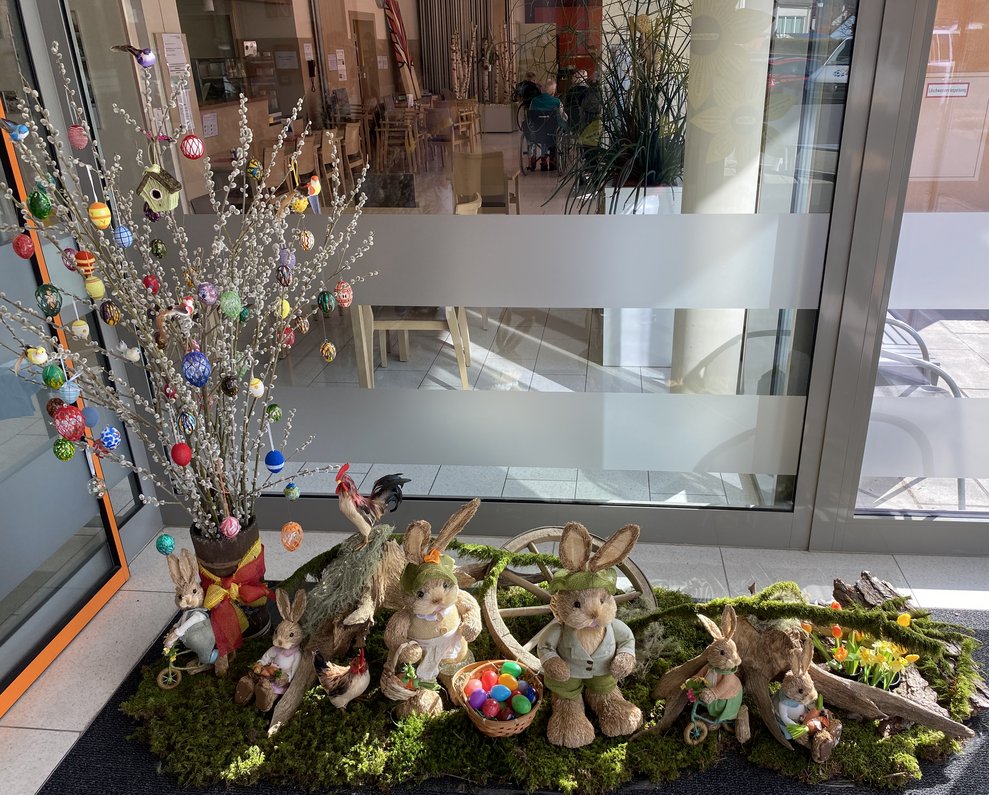 Die fertige Osterdeko im Eingangsbereich.