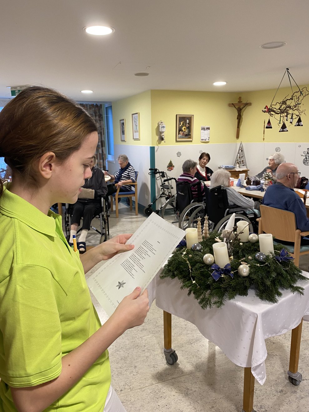 Gedichte werden von Praktikantin Lena vorgelesen