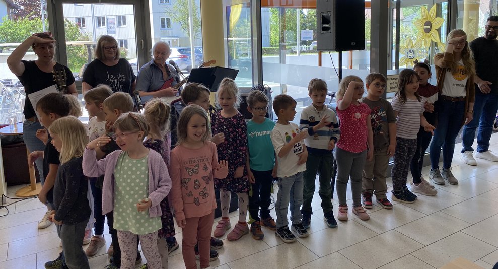 Die Kindergartenkinder singen für uns...