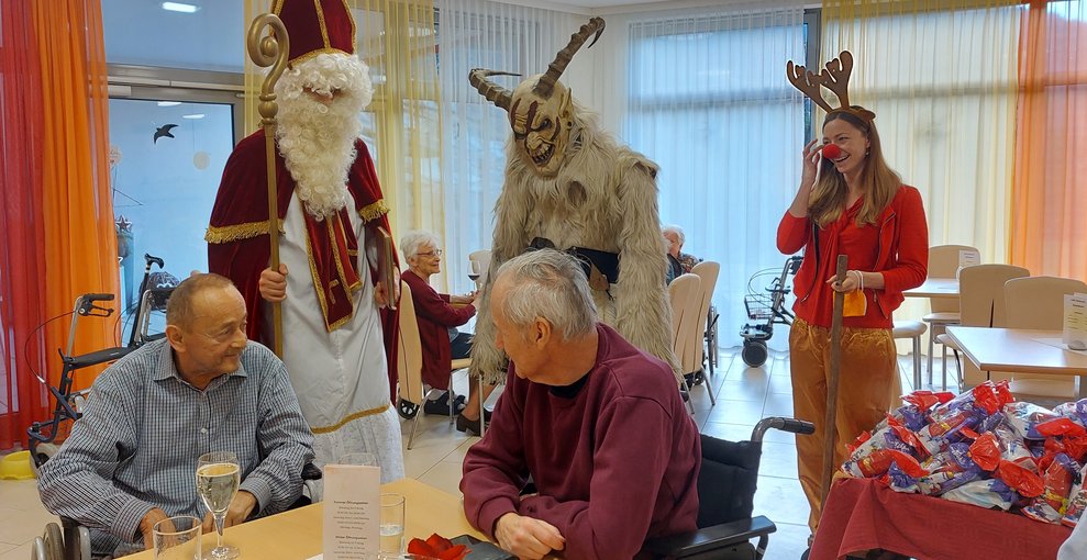 Bewohner in der Cafeteria