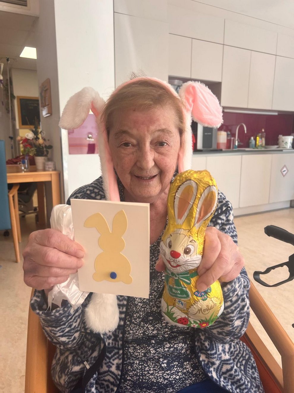 Frau mit Schokohasen