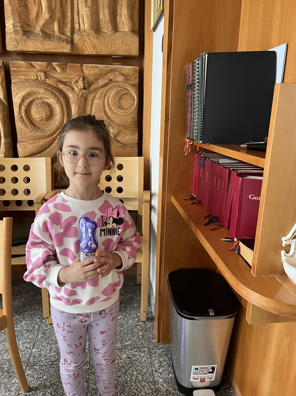 Kind mit Schokohasen