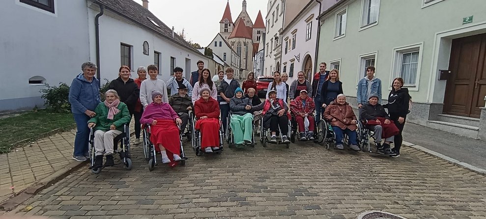 Gruppenfoto in der Stadt Eggenburg. (Lehrer, SchülerInnen, BewohnerInnen im Rollstuhl, AlltagsbegleiterIn, ehrenamtlich Tätige)