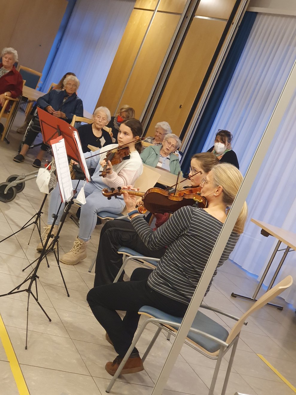 Musikschulkinder mit Leiterin