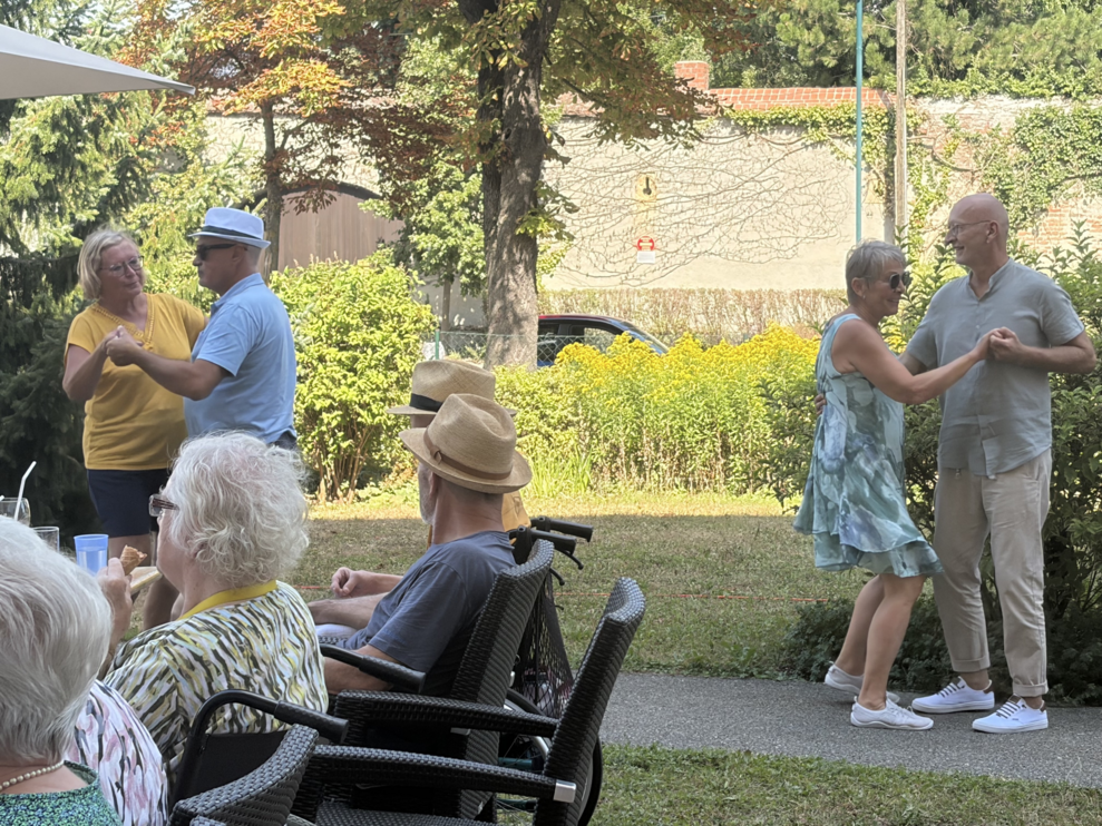 zwei Paare tanzen