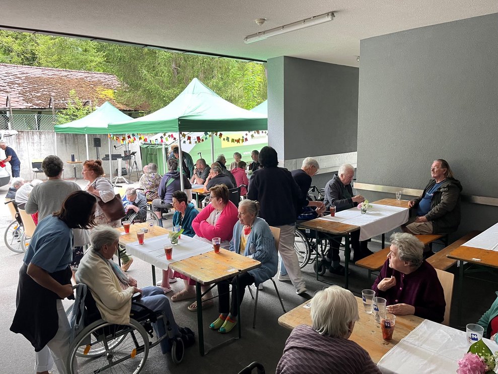 Gäste des Fests sitzen an den Tischen und warten auf die Eröffnung.