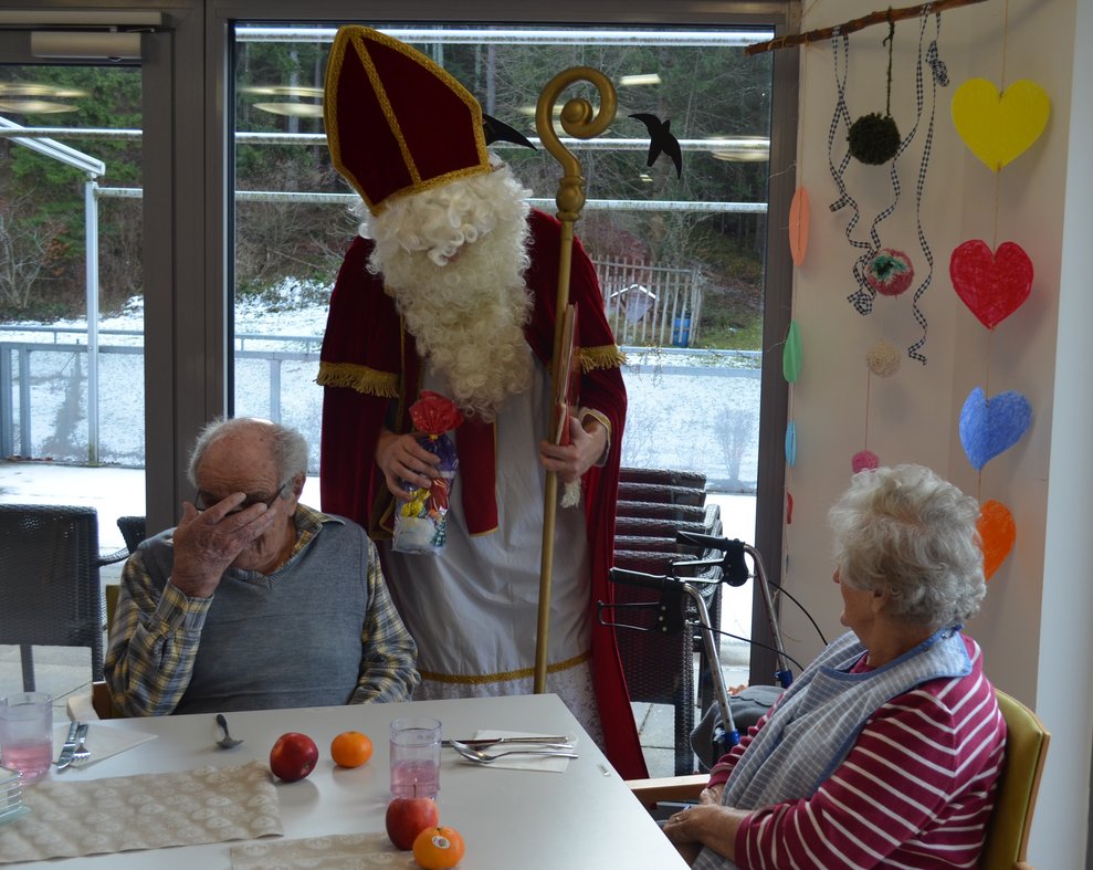 Bewohner mit Nikolaus vor der Terasse