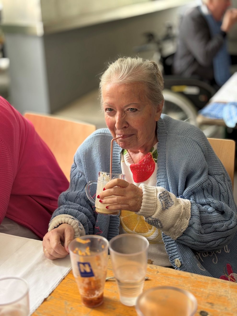 Gäste genießen den Eiskaffee.