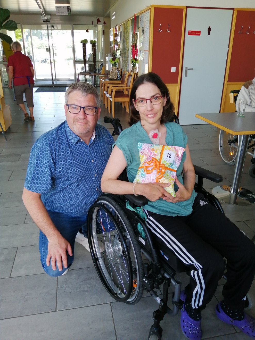 Pflegedirektor mit Bewohnerin