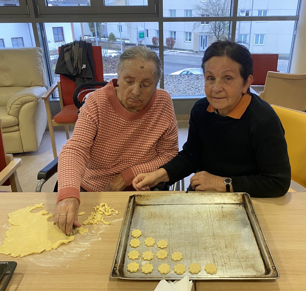 Mutter und Tochter backen gemeinsam.