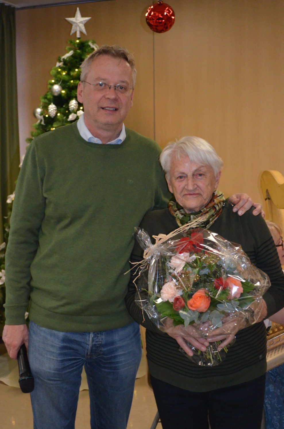 Bürgermeister Michael Kreuzer mit Bewohnerin