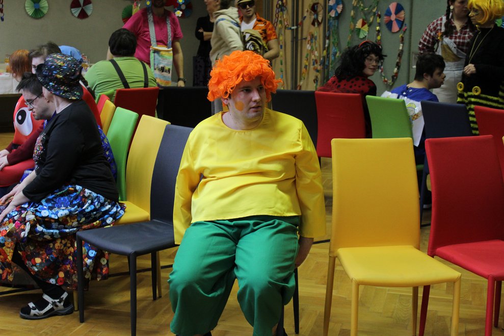Ein als Pumuckl verkleideter Mann.