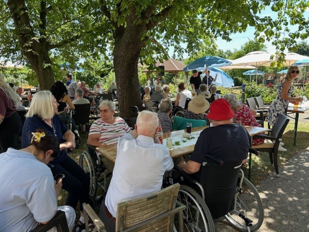 einige Bewohnerinnen und Bewohner im Garten