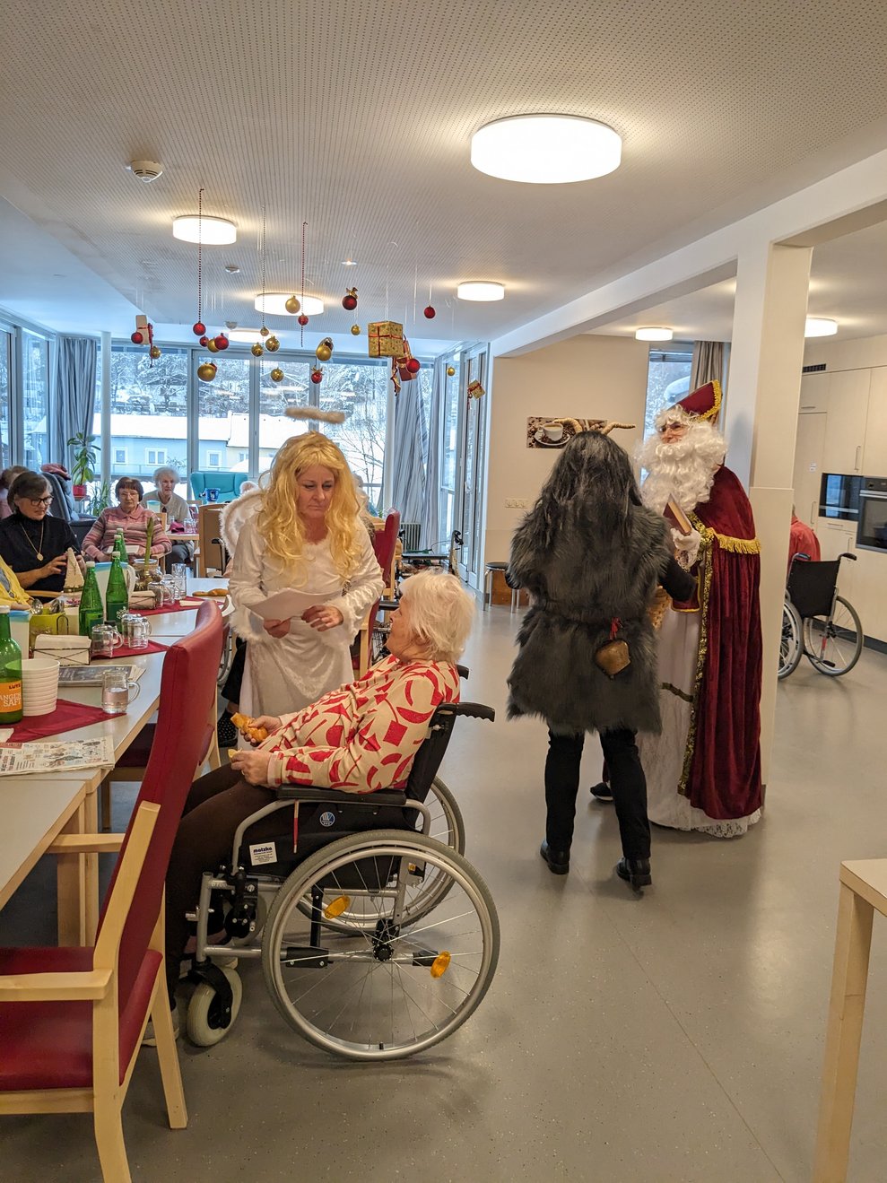 Nikolo, Krampus und Christkind im Wohnbereich.