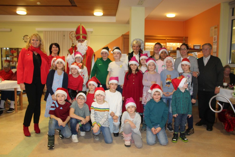 die Volksschulkinder Göllersdorf stehen in der Gruppe mit Direktorin Berger und dem Nikolaus zusammen
