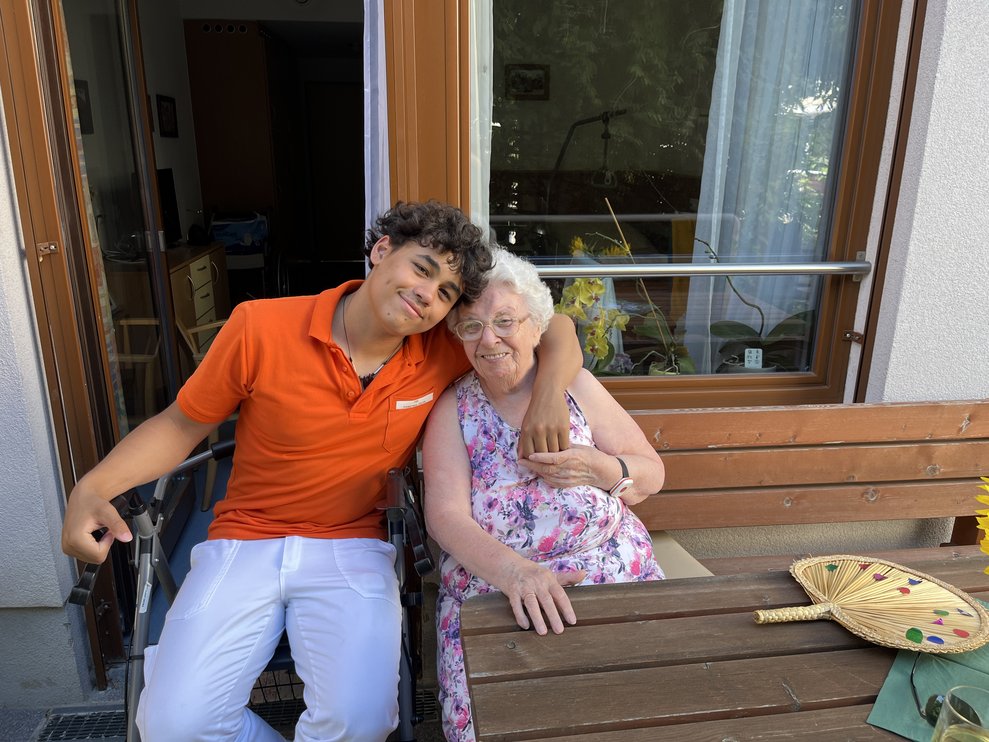 FSJ Felipe mit Bewohnerin