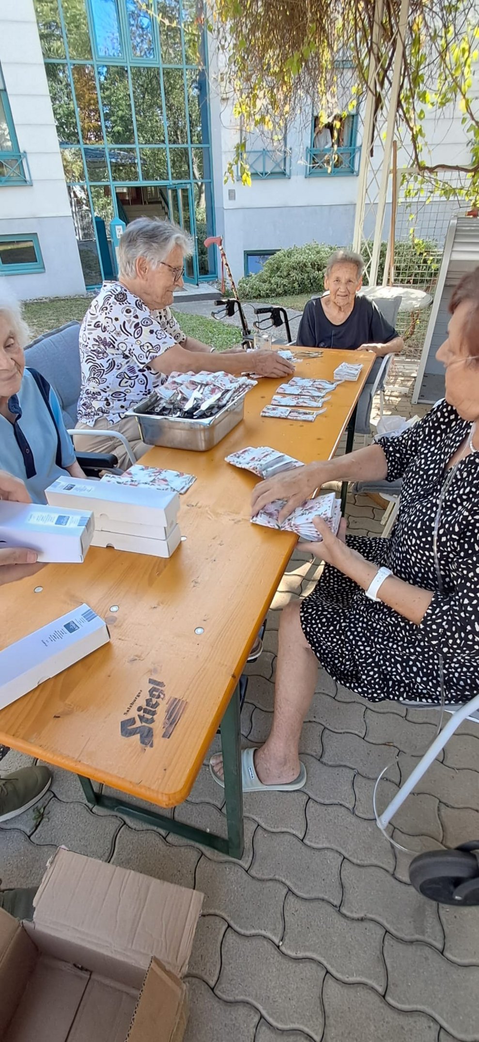 Bewohnerinnen beim Servietten falten.