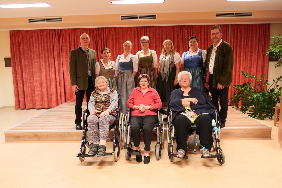 Gruppenfoto mit Bewohnern