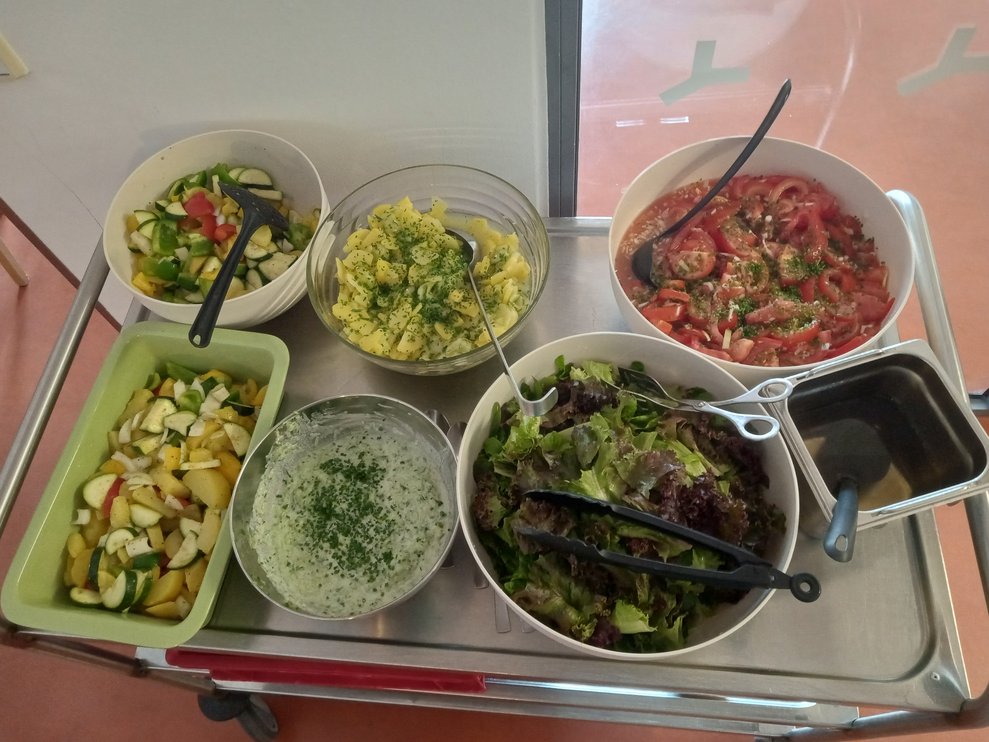 Das Anrichten eines Salatbuffets nimmt auch einiges an Zeit in Anspruch.