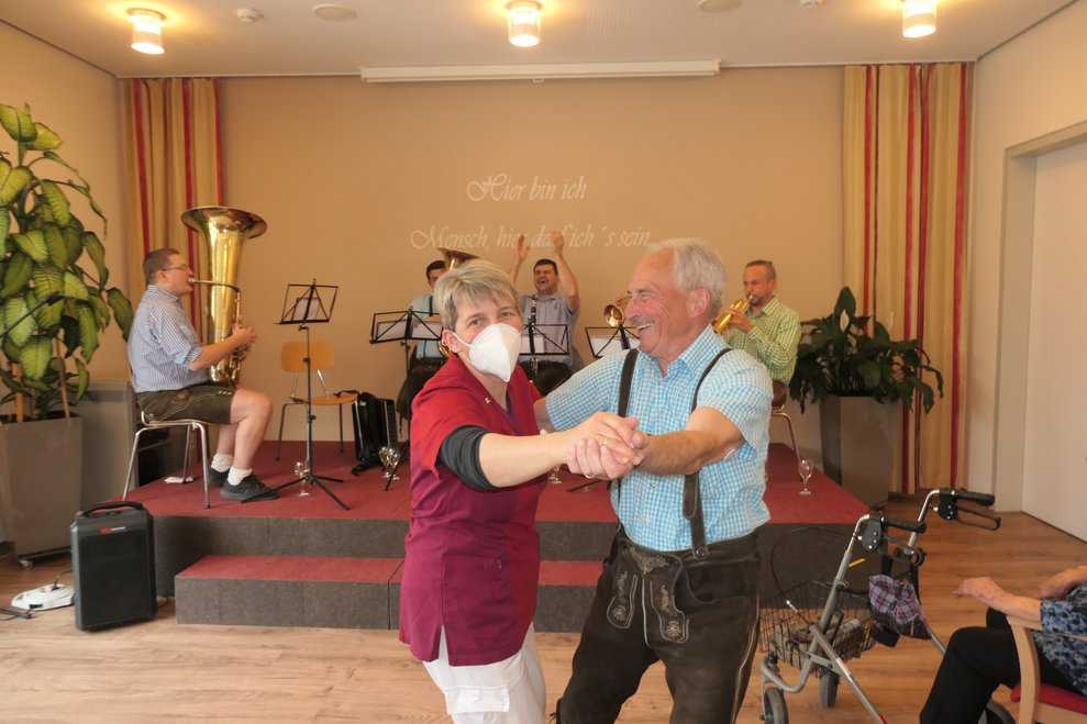 Eine Dame und ein Herr tanzen.