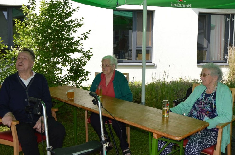 BewohnerInnen sitzen draußen