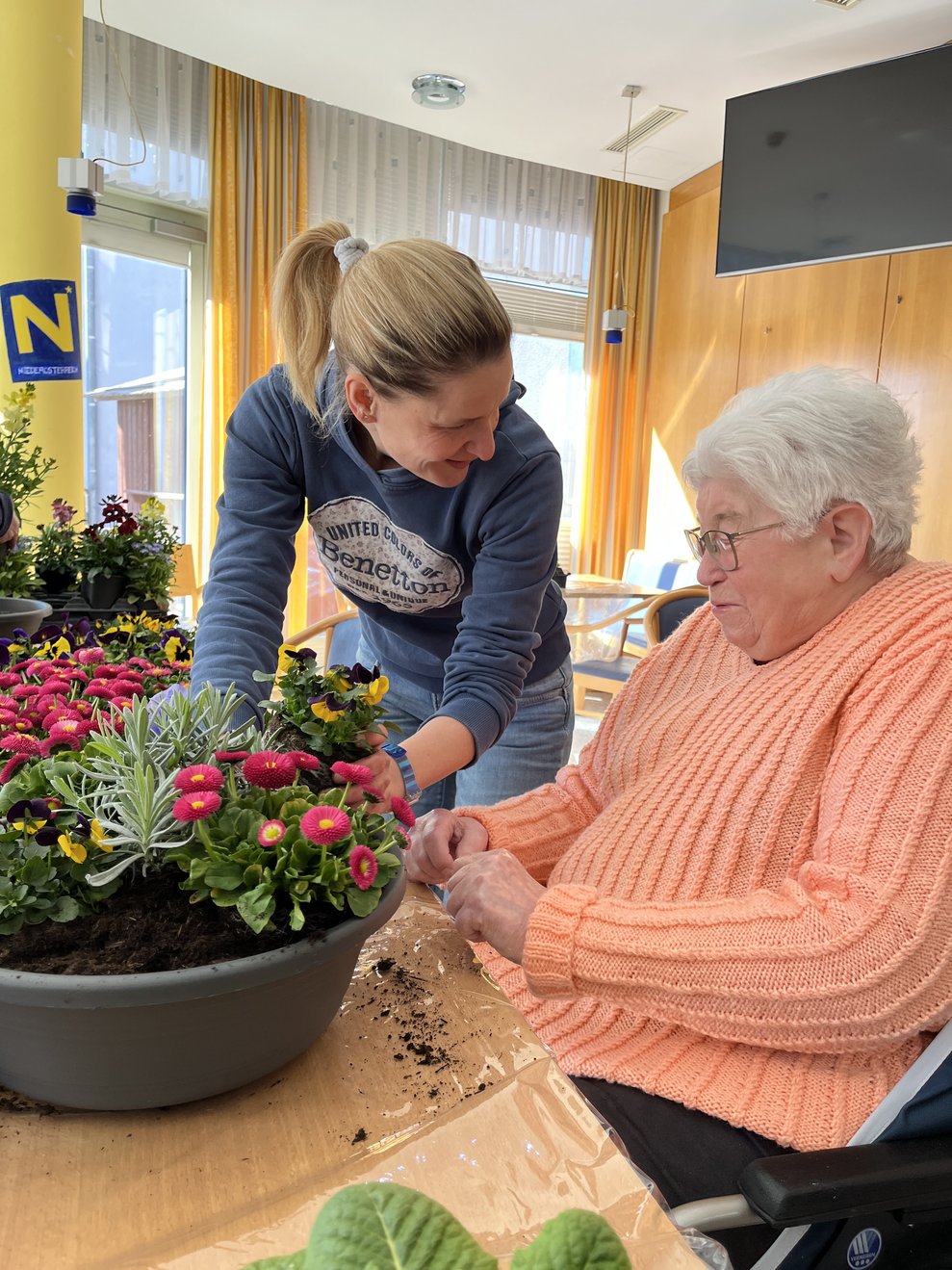 Zwei Frauen mit Blumen