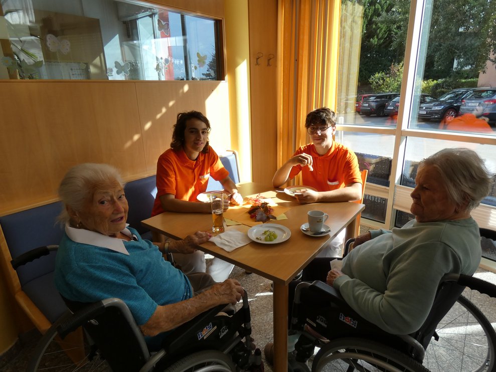 FSJ Mitarbeiter mit Bewohnern