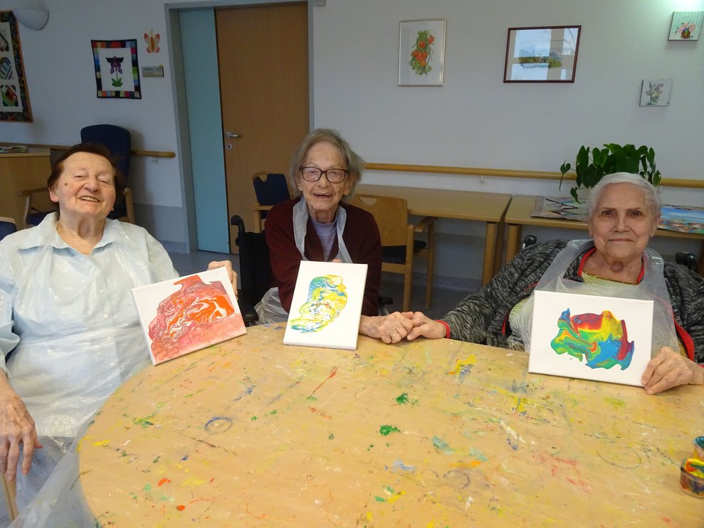 Bewohnerinnen mit ihren Kunstwerken.