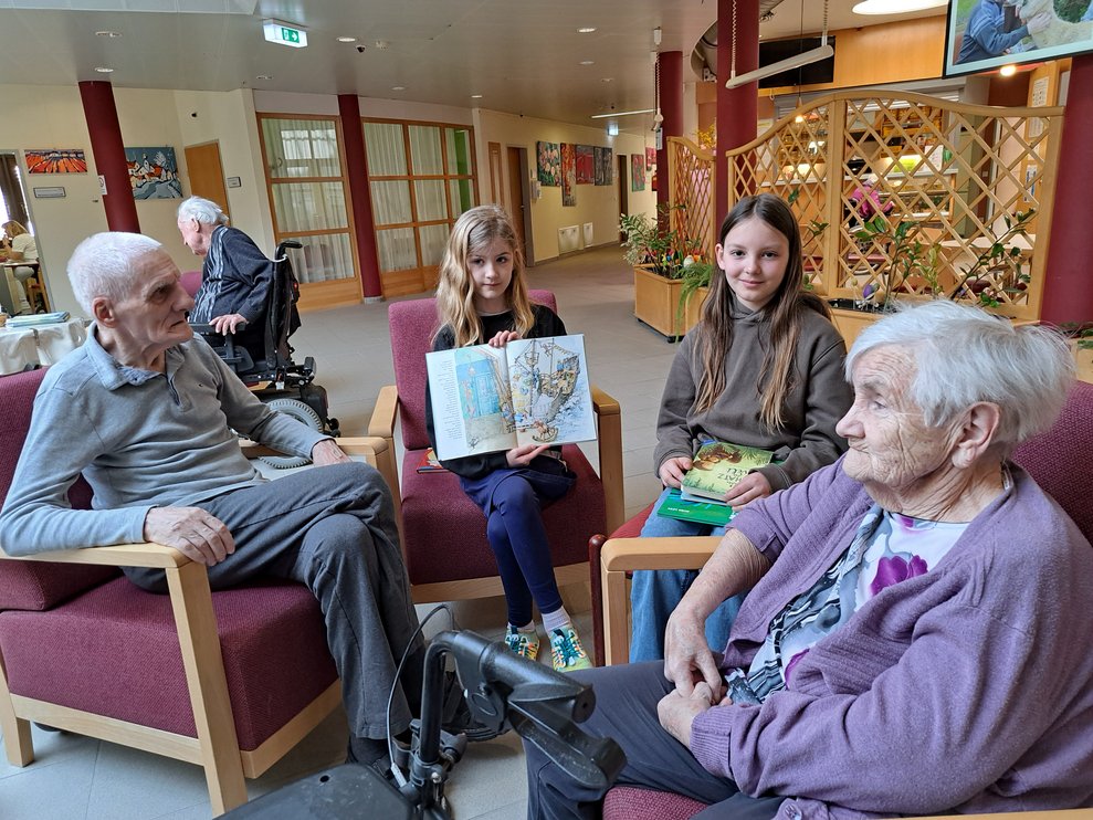 Zwei Mädchen lesen vor. 