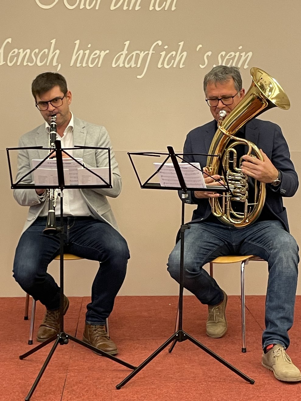 Zwei Herren mit ihren Blechblasinstrumenten.