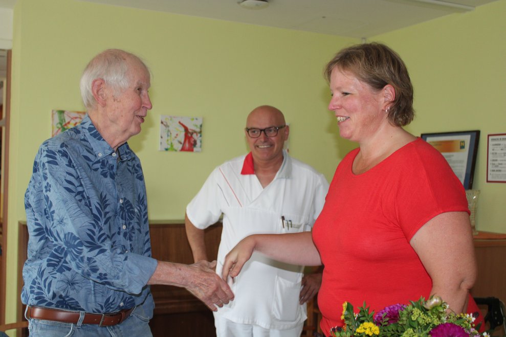 Pflegedirektorin gratuliert Ehemann