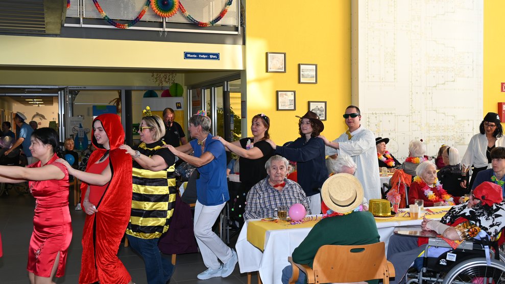 Alle haben Spaß und tanzen.