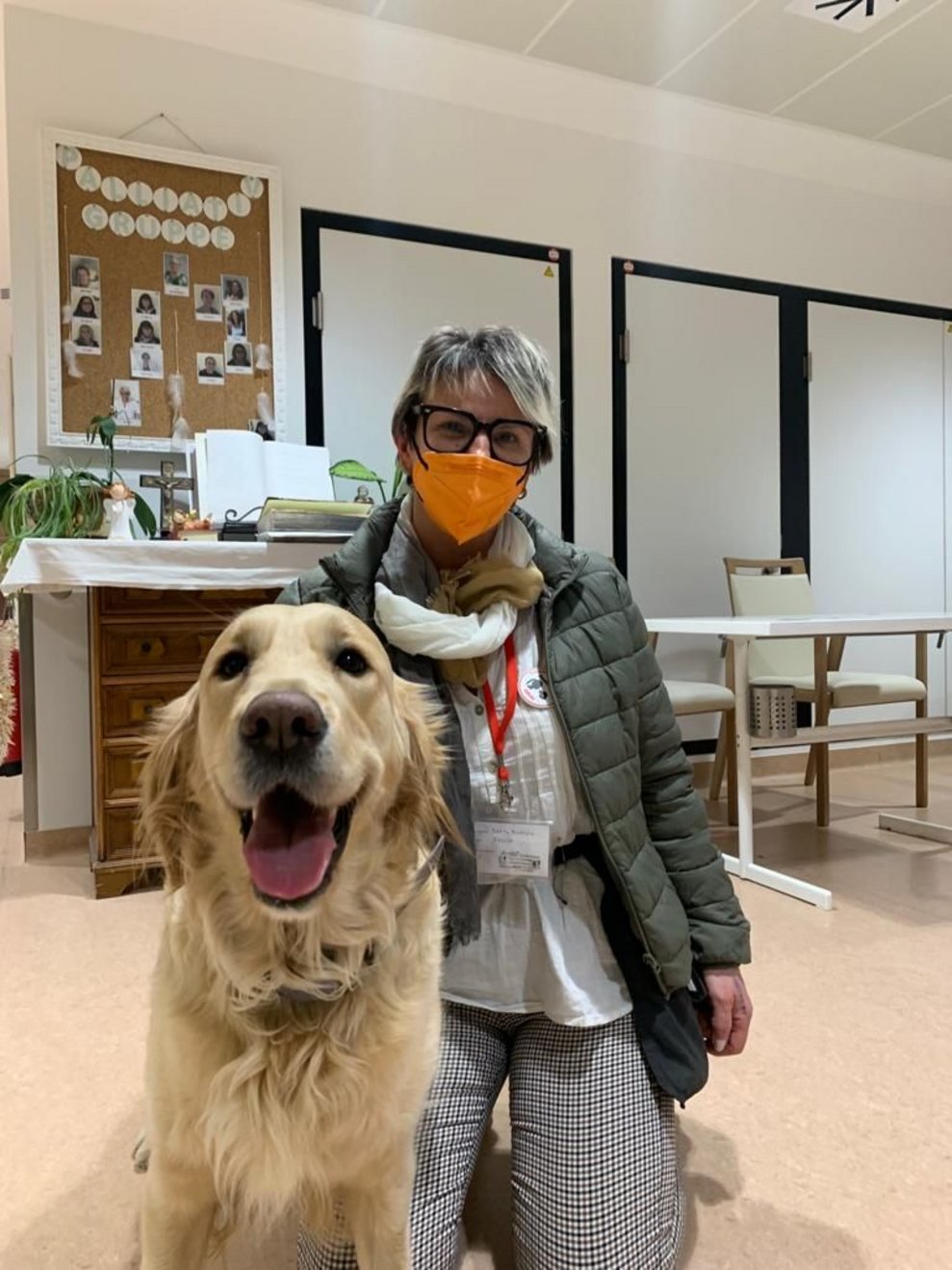 Auf der Pflege B kam es zu einem vorweihnachtlichen Besuch von unserer Mitarbeiterin Fr. Bartl mit ihrer Golden Retriever - Hündin „Fenja“. 
