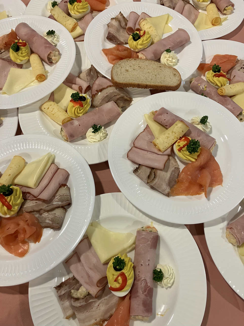 Tanzen, singen und fröhlich sein macht hungrig. Das Buffet ist eröffnet!