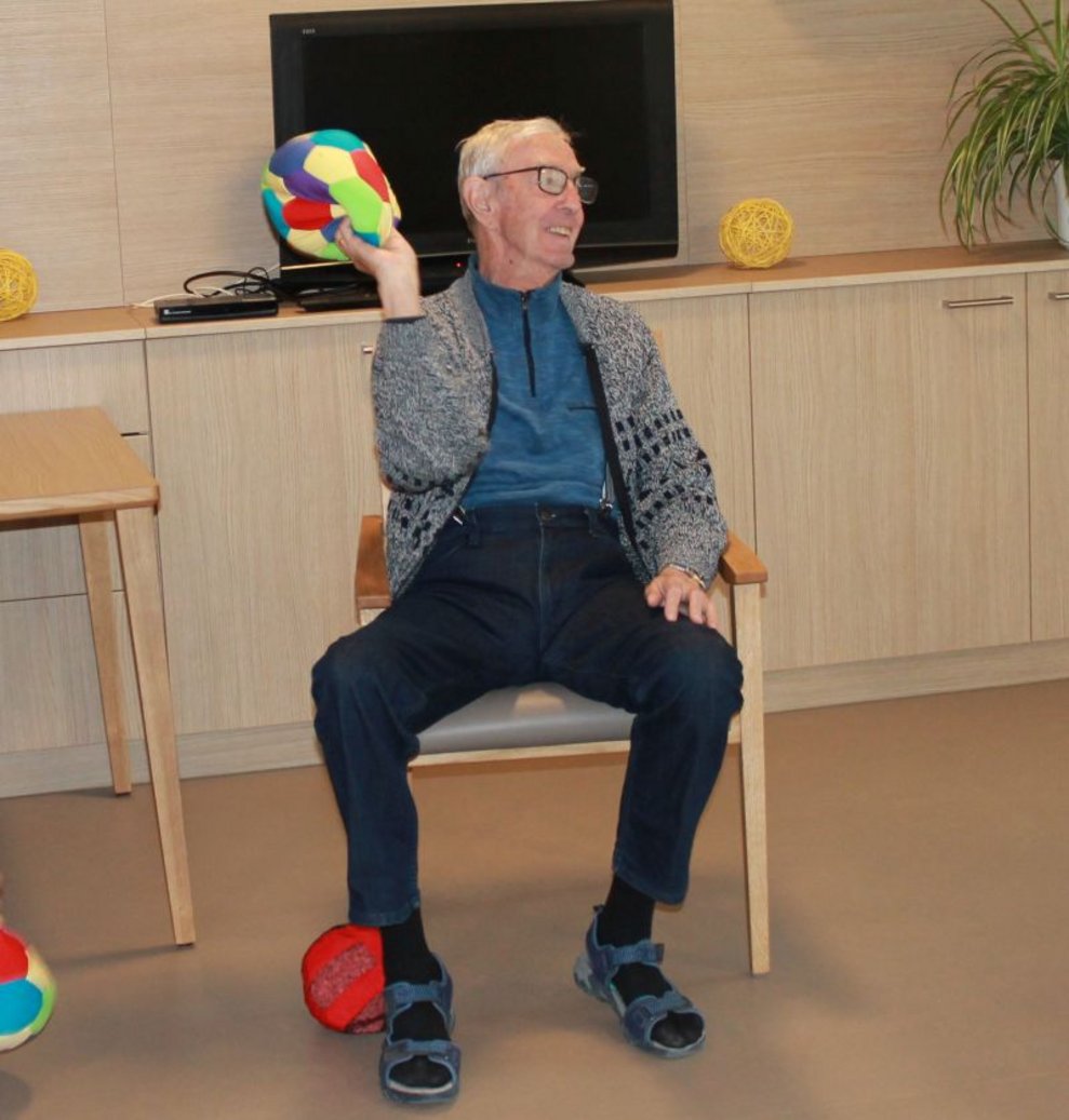 Ein Bewohner hält einen Ball.