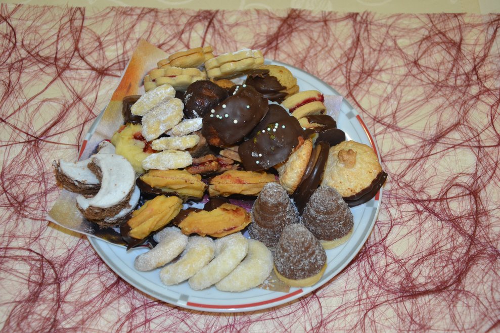 Die mit den BewohnerInnen selbst gebackene Weihnachtsbäckerei kann endlich genossen werden.