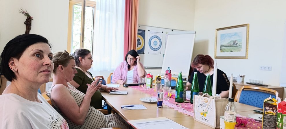 Sitzende Mitarbeiterinnen des Palliativteams bei der Besprechung.