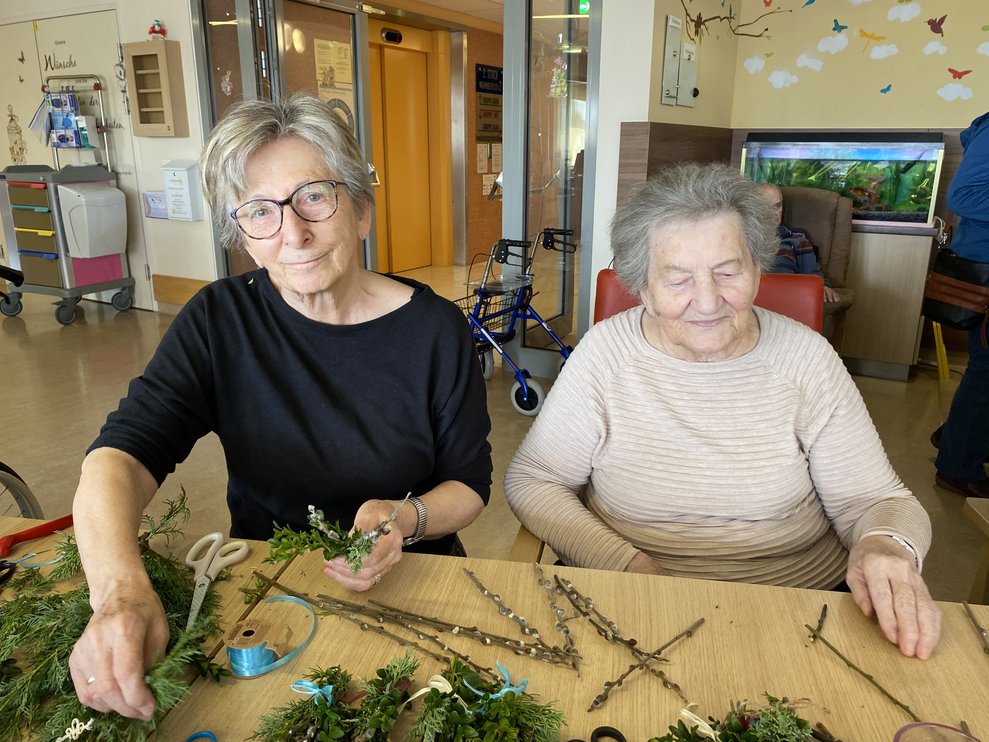 Ehrenamtliche Mitarbeiterin Elisabeth arbeitet gemeinsam mit Frau Süß.