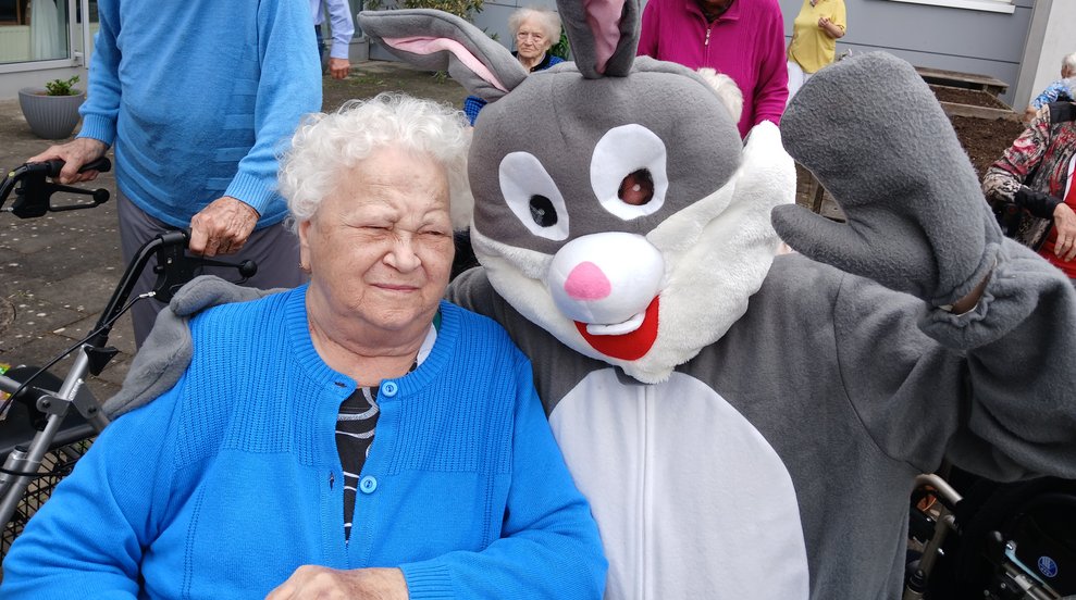 Frau mit verkleideter Person