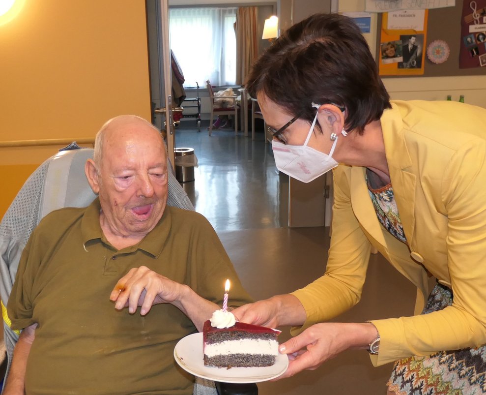 Eine Frau und ein Mann mit einem Stück Torte.