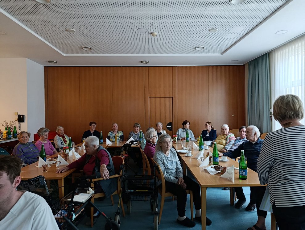 Viele BewohnerInnen bei der BewohnerInnenbesprechung. Frau redet.