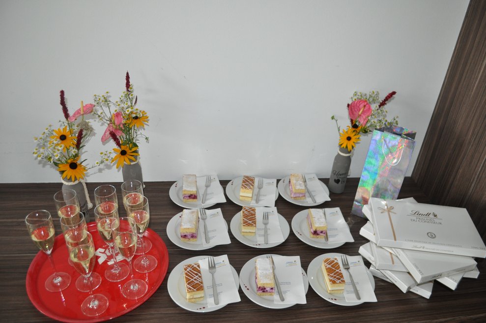 Blumen, Sekt, Kuchen und Pralinen