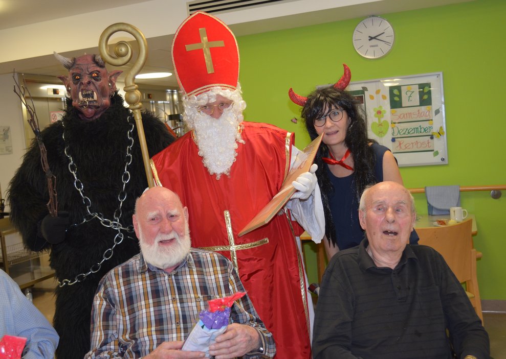 Krampus, Nikolo posieren mit Bewohnern