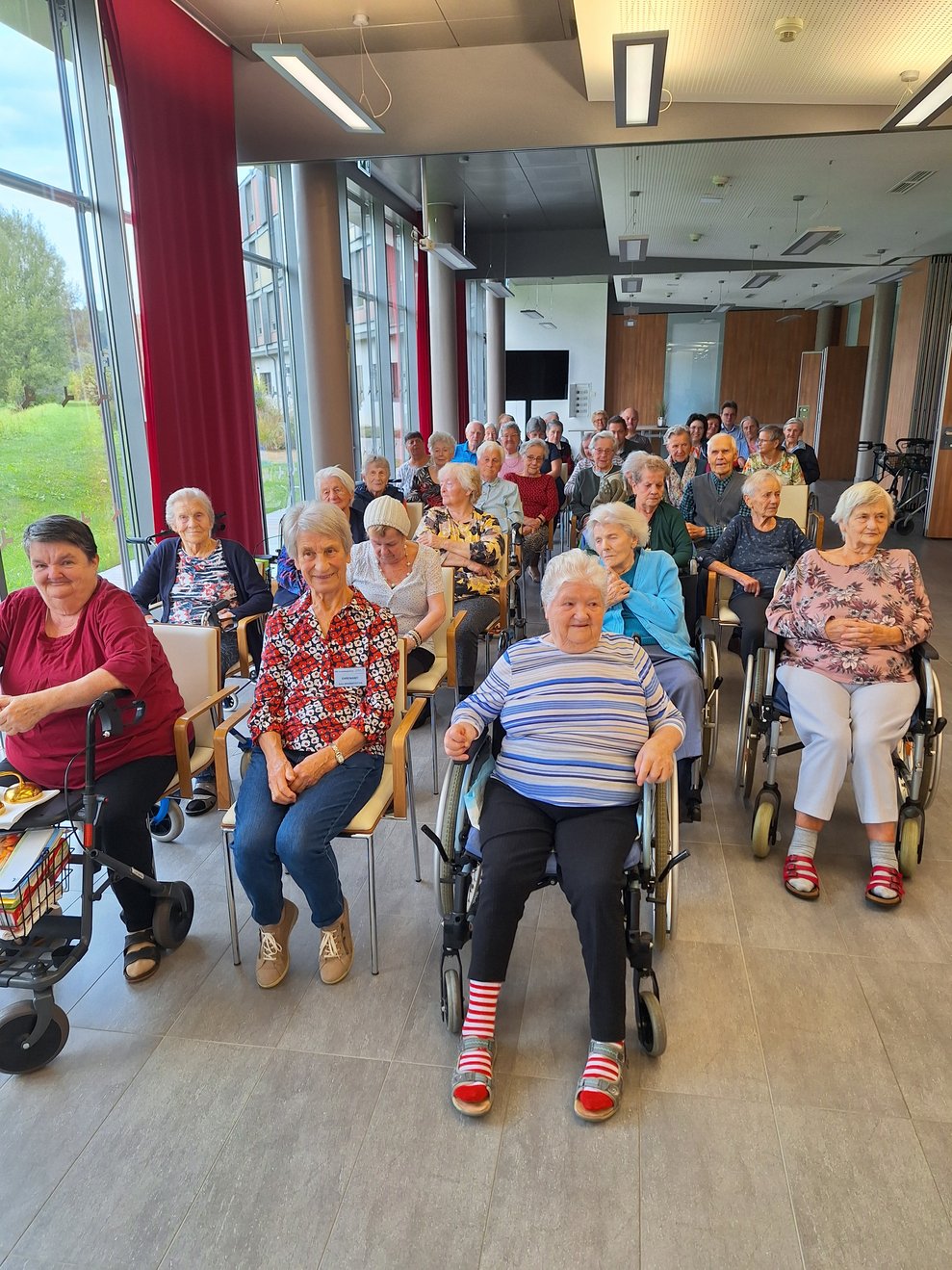 Zahlreiche Bewohner und Bewohnerinnen, sowie haupt- und ehrenamtliche MitarbeiterInnen haben sich heute zur Feier des Erntedankfestes eingefunden.