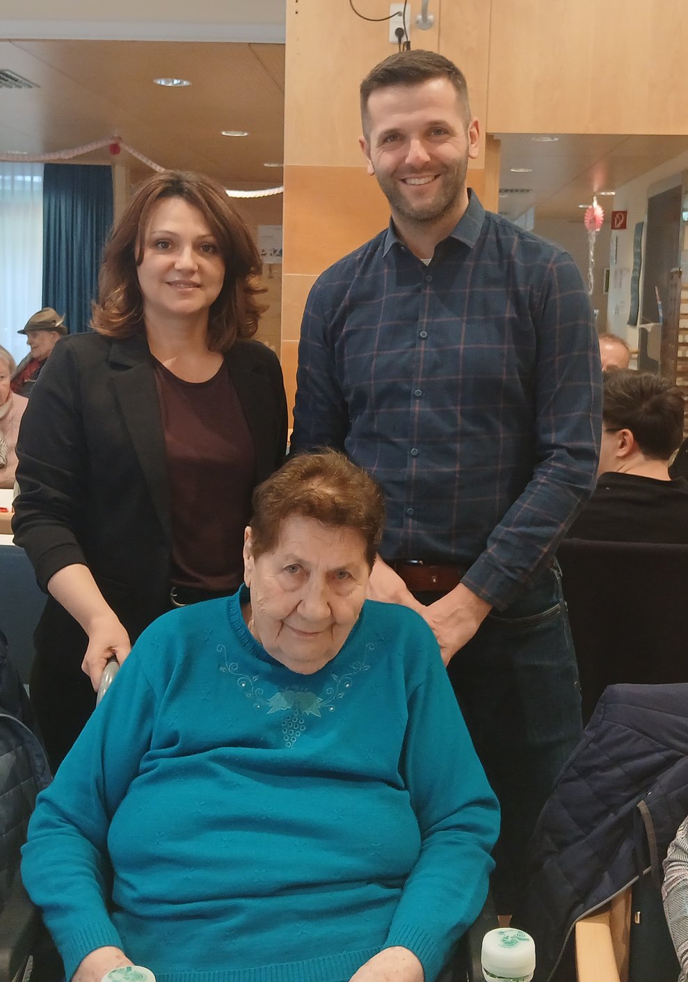 Jubilarin mit Gratulanten
