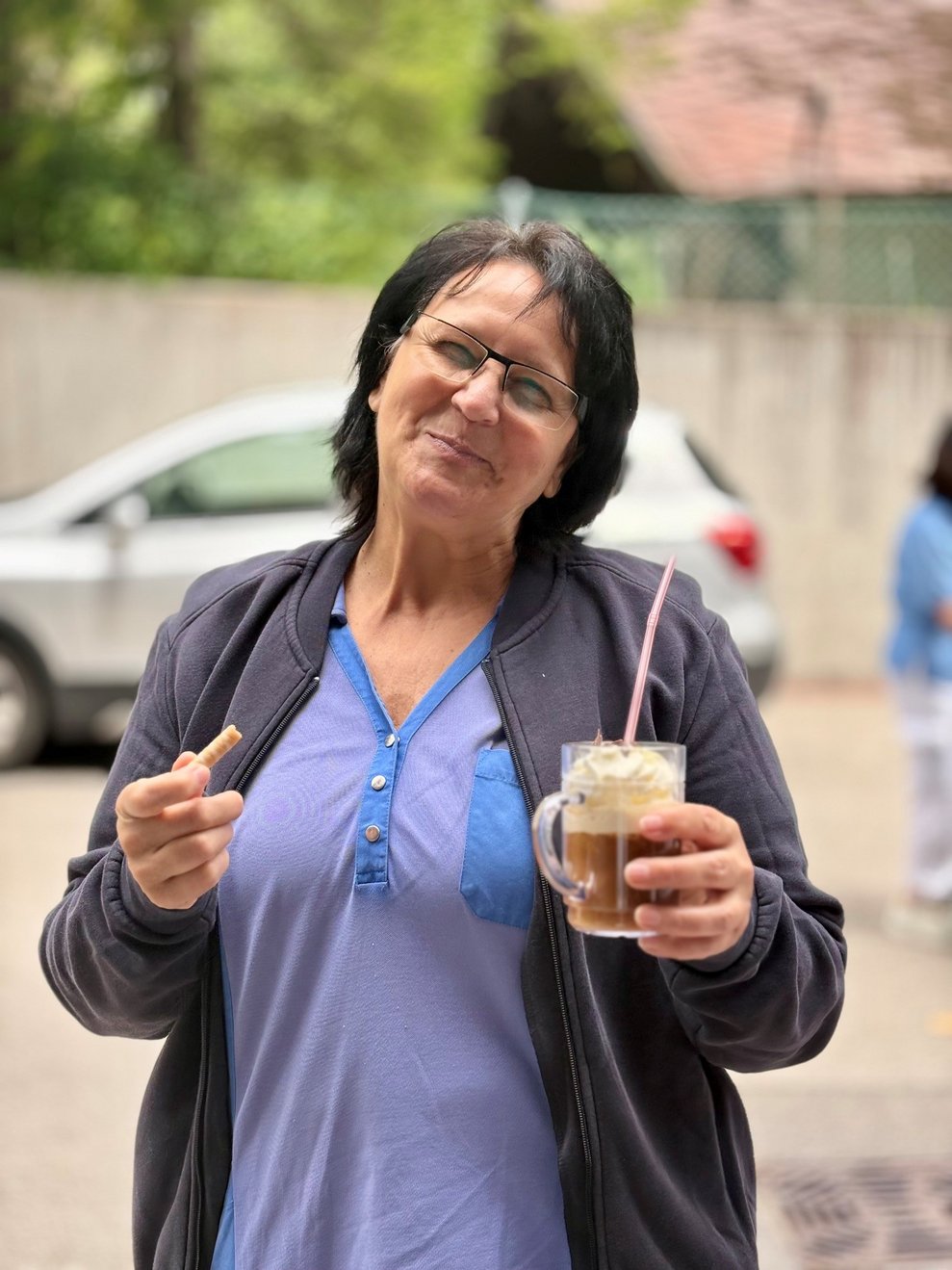 Mitarbeiter genießen den Eiskaffee.