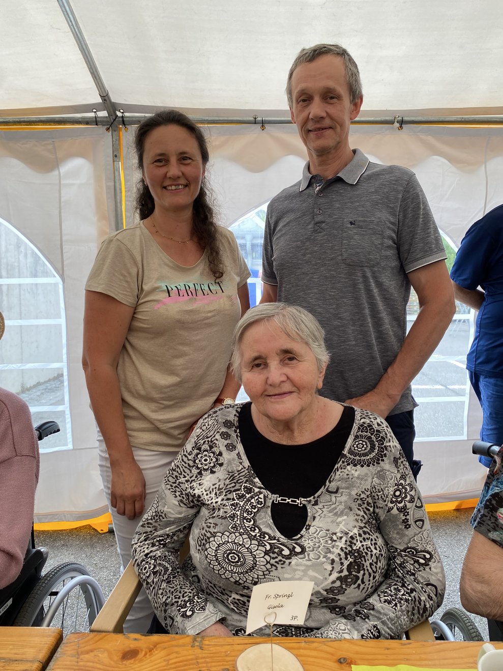 Frau Sprinzl gemeinsam mit ihrem Sohn und Tochter.