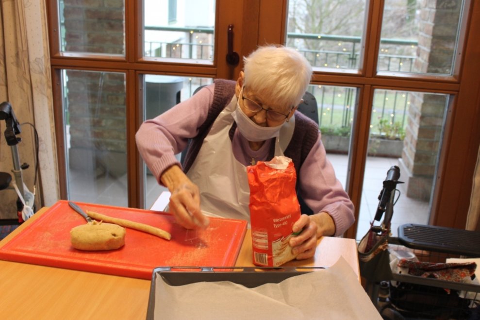 Eine Bewohnerin macht Kekse.