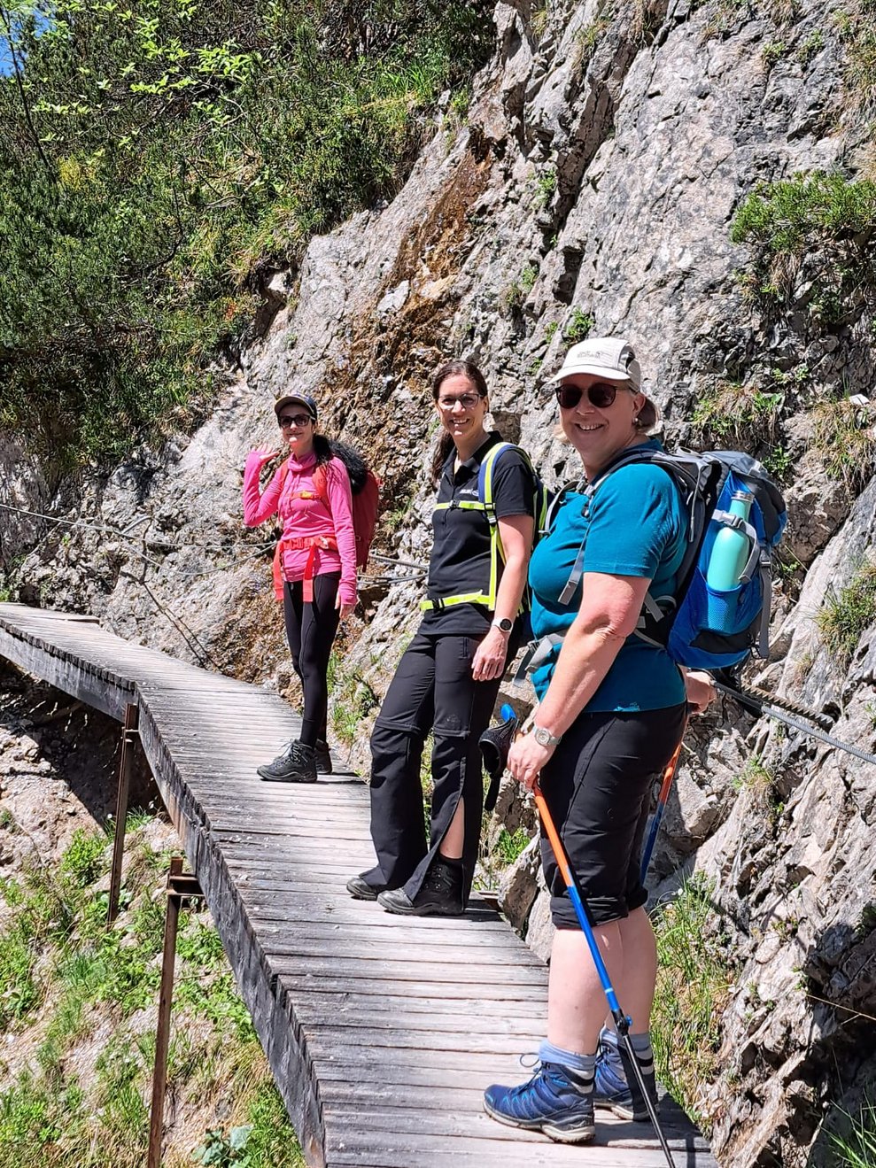 3 Personen auf einem Steg.