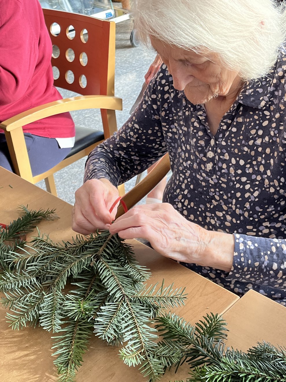Frau mit Reisig